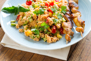cous cous salat mit sate spießen