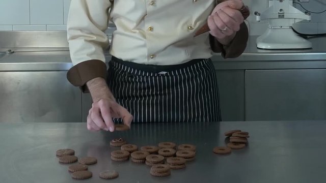Pasticcere prepara dei biscotti al cioccolato
