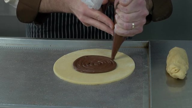pasticcere prepara una crostata al cioccolato