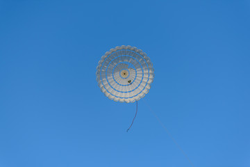 Parachute on a pulling line for a sailplane