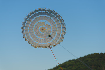 Parachute on a pulling line for a sailplane
