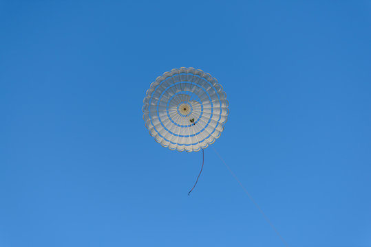 Parachute on a pulling line for a sailplane