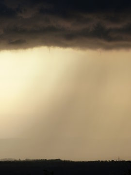 Regen aus dem eimer  wolken hoch tr&uuml;b mieses wetter