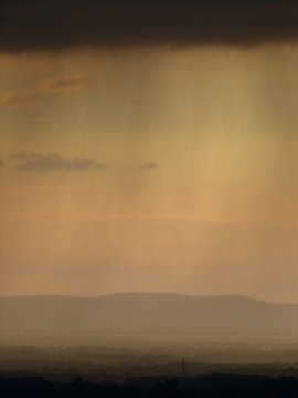 Regen aus dem eimer  wolken hoch tr&uuml;b mieses wetter