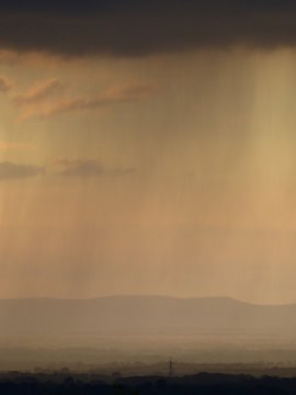 Regen aus dem eimer  wolken hoch tr&uuml;b mieses wetter