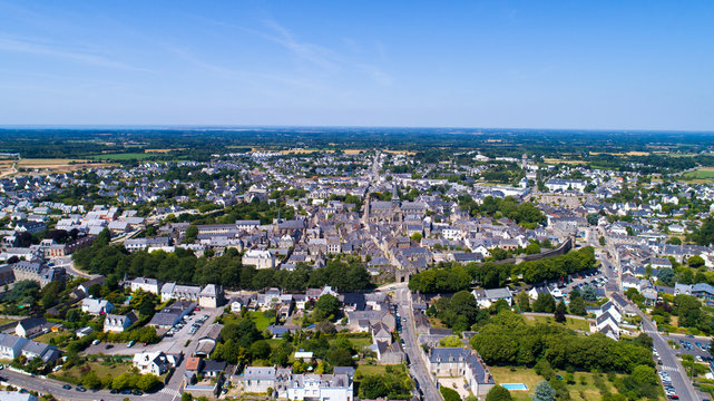 Photographie aérienne de la ville fortifiée de Guérande en Loire Atlantique