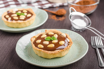 Chocolate tartalets with nuts