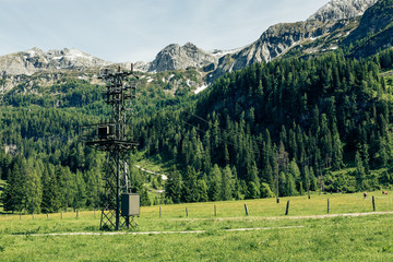Fototapeta na wymiar Strommast in den Alpen
