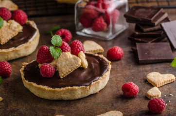 Chocolate tartalets with nuts