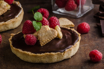 Chocolate tartalets with nuts
