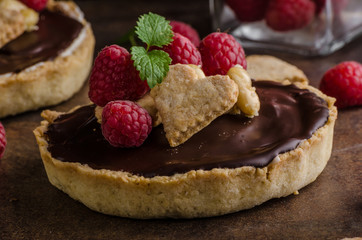 Chocolate tartalets with nuts