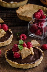 Chocolate tartalets with nuts