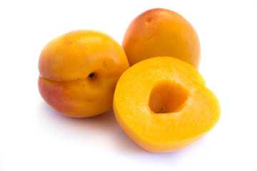 Aprikose Aprikosen Marille Marillen isoliert freigestellt auf weißen Hintergrund, Freisteller