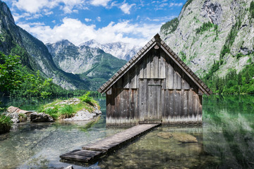 Fototapeta na wymiar Alpen sonnig mit einem Fischerhaus auf dem Obersee