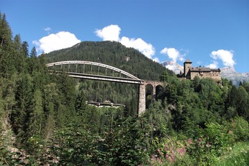 Fototapeta na wymiar Burg in den Bergen mit Brücke