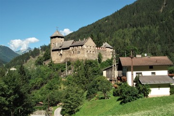 Fototapeta na wymiar Burg in Tirol mit Wald