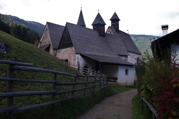Fototapeta na wymiar Drei Kirchen in den Alpen