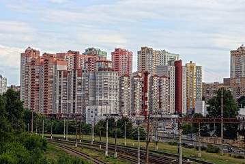Fototapeta na wymiar Жилой массив из многоэтажных домов за железной дорогой