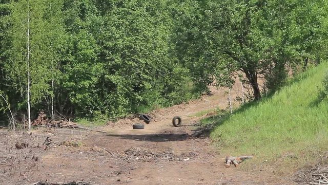 старые шины на дороге