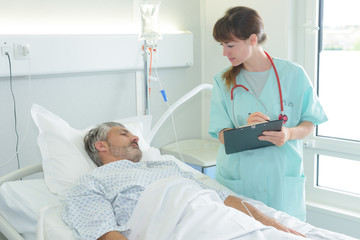 Obraz premium observing the recovery of the patient