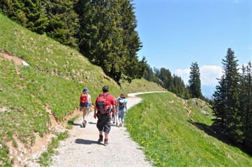 Fototapeta na wymiar Wanderer - Familie auf Höhenwanderung. in den Schweizer Bergen am Wandern