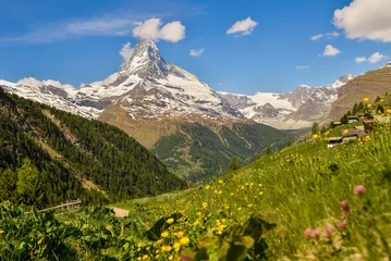 Photo sur Plexiglas Cervin Matterhorn peak on a sunny day of June, 2017