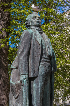 Eino Leino Statue Esplanadi Helsinki Finnland