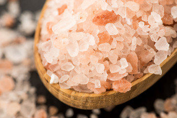 Fototapeta na wymiar Himalayan pink crystal salt. spoon of pink himalayan salt on slate plate