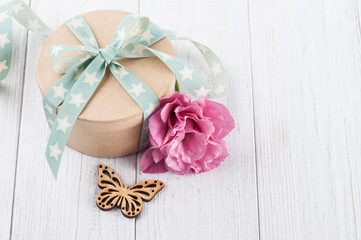 Obraz na płótnie Canvas Eustoma flower and gift box with star green ribbon