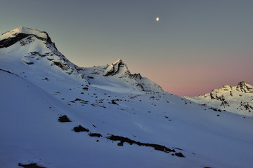 all'alba ,la luna sorge dietro alle vette del Ciarforon  e della becca di Monciair.