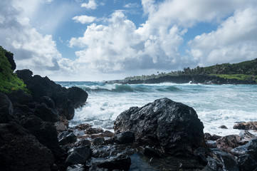 Obraz premium Black sand beach at Waianapanapa on the road to Hana in Maui