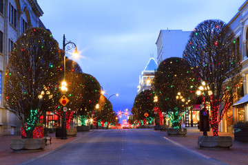  City of Victoria - Canada -  decorated for Christmas. People are shopping in downtown. Victoria's...