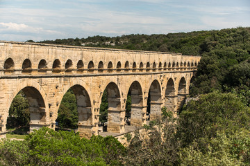 Fototapeta premium Pont du Gard, Aquädukt der Provence-Alpes-Cote d'Azur in Frankreich