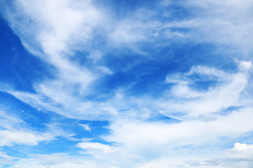 Fototapeta premium beautiful soft white clouds on blue sky for background and design