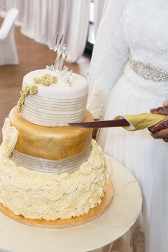 cutting cake