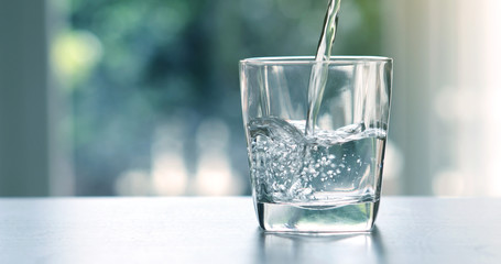 Sluit het gietende gezuiverde verse drinkwater uit de fles op tafel in de woonkamer