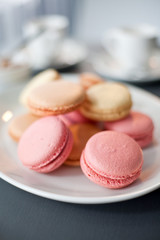 Obraz premium Plate of Macarons in a cafe