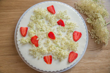 Käsekuchen mit Holunder und Erdbeeren 
