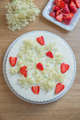 Käsekuchen mit Holunder und Erdbeeren 