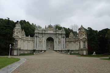 Fototapeta na wymiar the main entrance gate to the dolmabahce palace