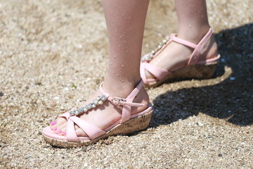 海と女性の足元