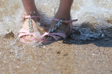 海と女性の足元