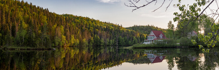 Naklejka premium Domek i panorama lasu w Quebecu