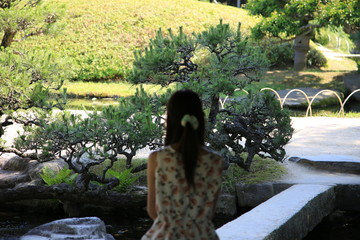 日本庭園と女性