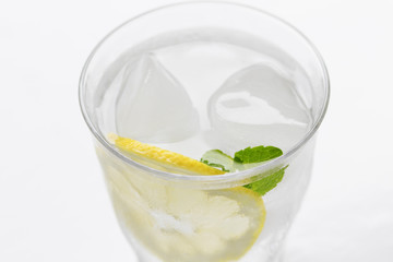 水とレモンが入ったグラス