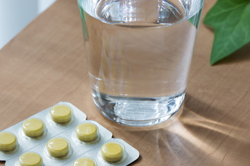 薬と水の風邪のイメージ