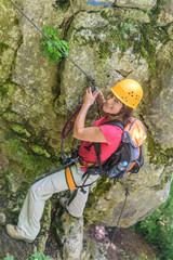lächelnde Frau beim Klettern 