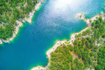 Foto op Plexiglas Top view of a beautiful mountain lake surrounded by green forest © watman