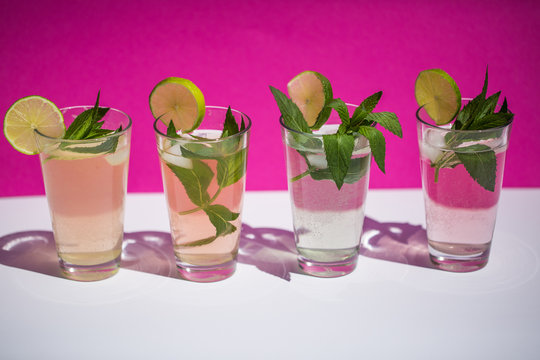 Limonadengl&auml;ser nebeneinander , pinkfarbener Hintergrund