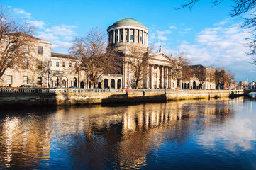 Naklejka premium Budynek czterech sądów w Dublinie w Irlandii